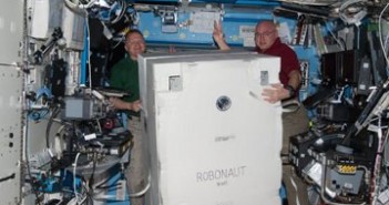 Transport (jeszcze spakowanego) Robonauty - 2 marca 2011 roku / Credits - NASA