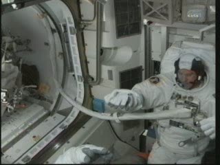 14:30 CET - sprawdzanie skafandru EV-1 / Credits - NASA TV