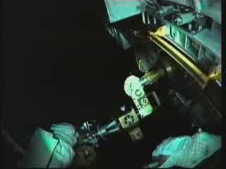 17:07 CET - astronauta Drew przy module pompy / Credits - NASA TV