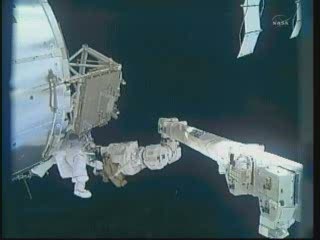 17:33 CET - Bowen przy module Columbus / Credits - NASA TV