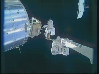 18:01 CET - Bowen na końcu ramienia SSRMS tuż obok modułu Columbus / Credits - NASA TV