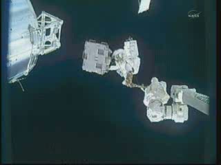 Bowen na końcu SSRMS, trzymający w rękach LWAPA - godzina 18:07 CET / Credits - NASA TV