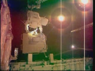 18:26 CET - Bowen z LWAPA tuż nad ładownią promu / Credits - NASA TV