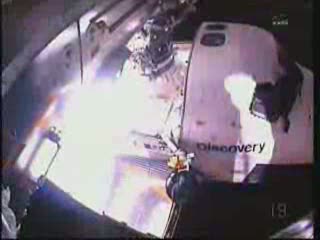 20:28 CET - widok z kamery Stephena Bowena na prom Discovery z perspektywy modułu Columbus / Credits - NASA TV