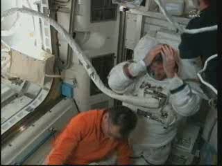 23:37 CET - astronauta Bowen tuż po zdjęciu hełmu / Credits - NASA TV