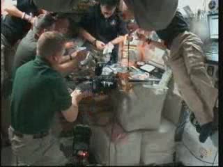 00:17 CET - wewnątrz modułu Unity / Credits - NASA TV