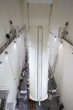 Przygotowanie AMS-2 i ELC-3 do transportu na wyrzutnię - zainstalowanie wewnątrz pojemnika transportowego / Credits - NASA/Jack Pfaller Przygotowanie AMS-2 i ELC-3 do transportu na wyrzutnię - zainstalowanie wewnątrz pojemnika transportowego / Credits - NASA/Jack Pfaller