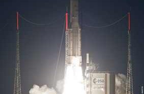 Start Ariane 5 z satelitami Yahsat-1A i New Dawn / Credits: ESA
