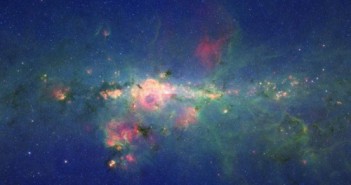 Teleskop Kosmiczny Spitzera spogląda poprzez galaktyczny pył na centralny region naszej Galatyki
