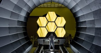 Inżynier NASA Ernie Wright przygląda się pierwszemu zestawowi segmentów lustra JWST tuż przed rozpoczęciem testów / Credit - NASA/MSFC/David Higginbotham