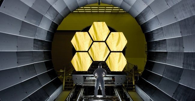 Inżynier NASA Ernie Wright przygląda się pierwszemu zestawowi segmentów lustra JWST tuż przed rozpoczęciem testów / Credit - NASA/MSFC/David Higginbotham