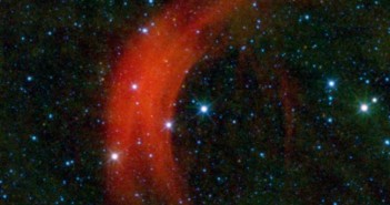 Alfa Cam wraz z jej łukiem widocznym w podczerwieni. Credit: NASA/JPL-Caltech