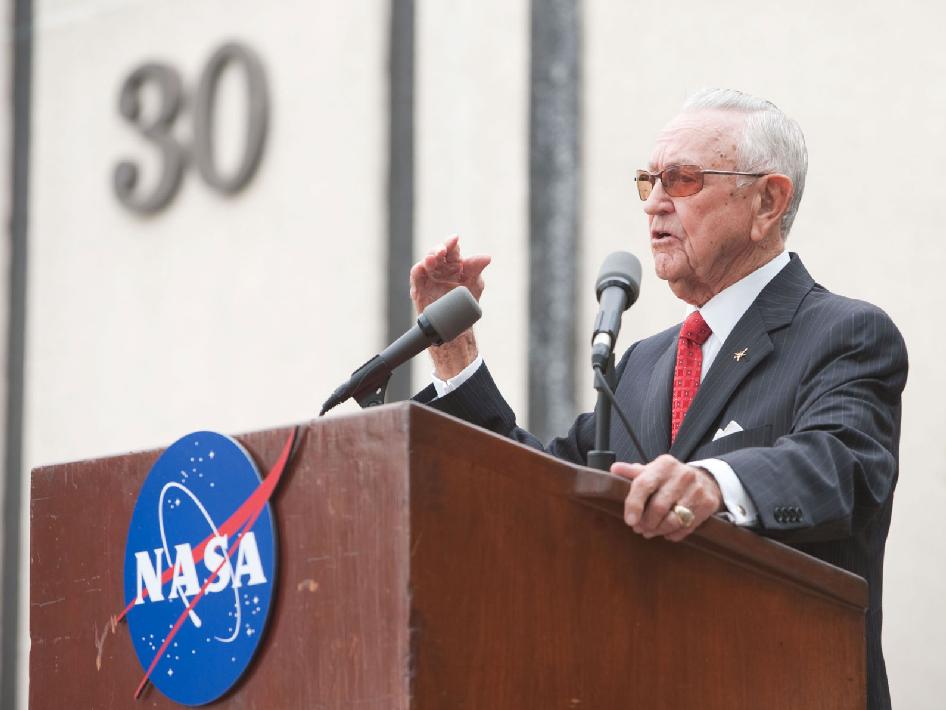 Christopher Kraft przemawia podczas uroczystości nadania imienia budynkowi MCC / Credits: NASA