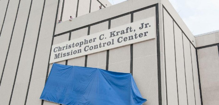 Odsłonięcie tablicy z nową nazwą budynku / Credits: NASA