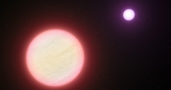 Ilustracja jest autorską interpretacją układu CFBDSIR 1458+10, którego oba składniki są brązowymi karłami. Obiekt widoczny w tle, CFBDSIR 1458+10B, ma temperaturę powierzchni zbliżoną do wrzącej wody. (CREDIT: ESO/L. Calçada)