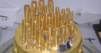 Zdjęcie przedstawia jeden z elementów instrumentu HFI satelity Planck, skonstruowany w QMC Instruments. (Credits: http://www.terahertz.co.uk/)