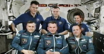 Po otwarciu włazów - cała Ekspedycja 27 razem / Credits - NASA TV