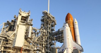 Prom Endeavour na wyrzutni LC-39A. Zdjęcie z 22 marca 2011. / Credits - NASA