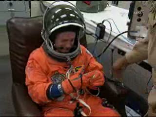 17:38 CEST - Mark Kelly ubiera się w skafander ACES / Credits - NASA TV