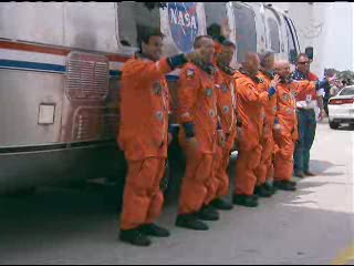 18:03 CEST - astronauci misji STS-134 pod AstroVanem / Credits - NASA TV