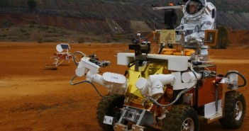 Zdjęcie przedstawia Eurobota z pasażerem w skafandrze Aouda.X. (Credits: ESA / ÖWF / P. Santek)