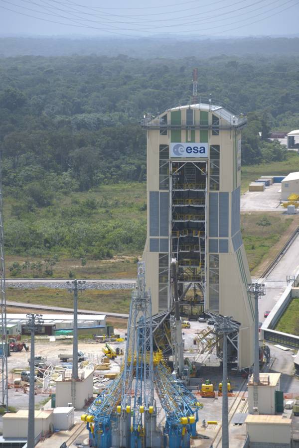 Mobilna wieża serwisowa w kompleksie ELS / Credits: ESA