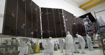 Technicy Astrotechu pracują przy panelu nr 2 sondy Juno / Credits: NASA-JPL-Caltech-KSC