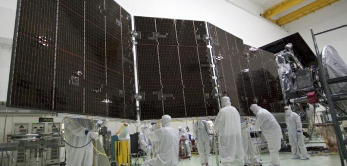 Technicy Astrotechu pracują przy panelu nr 2 sondy Juno / Credits: NASA-JPL-Caltech-KSC
