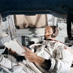 Michael Collins w Module Dowodzenia w trakcie misji Apollo 11 (NASA)