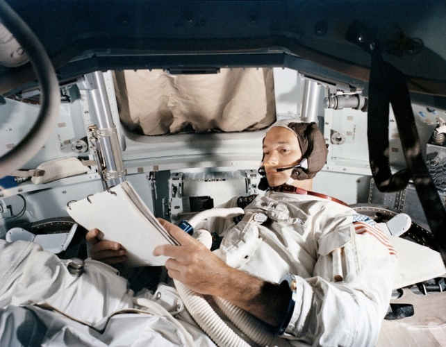 Michael Collins w Module Dowodzenia w trakcie misji Apollo 11 (NASA)