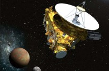 Wizja artystyczna sondy kosmicznej New Horizons przelatującej w pobliżu Plutona, Charona i księżyców Nix i Hydra (NASA)