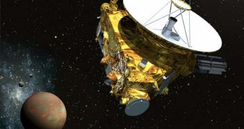 Wizja artystyczna sondy kosmicznej New Horizons przelatującej w pobliżu Plutona, Charona i księżyców Nix i Hydra (NASA)