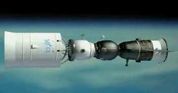 Statek Sojuz wraz modułem mieszkalnym i dodatkowym stopniem rakietowym / Credits: Space Adventures