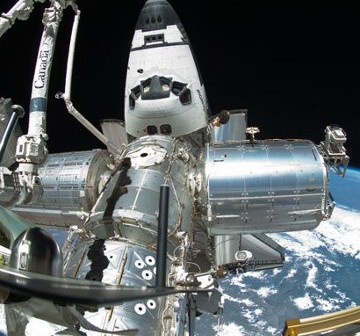 Prom Endeavour (jeszcze) zadokowany do ISS. Zdjęcie z FD12 ze spaceru EVA-4. / Credits - NASA
