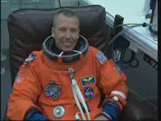 Astronauta Feustel w trakcie ubierania skafandru ACES / Credits - NASA TV