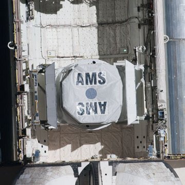 AMS-02 w ładowni promu Endeavor. Zdjęcie z 18 maja 2011 roku / Credits - NASA