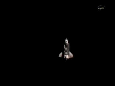 Prom Endeavour w trakcie fazy podejścia do stacji ISS (NASA)