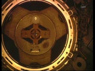 Mechanizm dokujący stacji ISS widoczny w trakcie zbliżania (NASA)