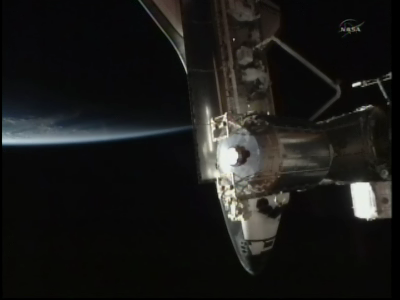 Widok na prom kosmiczny Endeavour zadokowany do ISS (NASA)