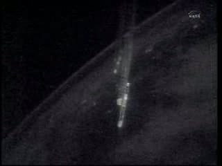 Nad nocną stroną Ziemi - struktura po środku tego ujęcia to panel śłoneczny / Credits - NASA TV