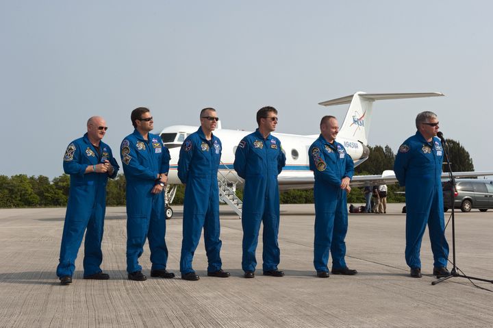 Załoga STS-134 po wylądowaniu w KSC / Credits: NASA/Kim Shiflett