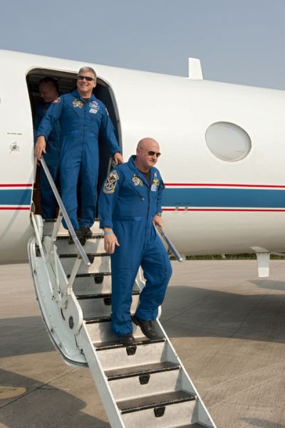 Mark Kelly wysiada z samolotu Gulfstream po przylocie do KSC (czwartek, 12.05) / Credits: NASA/Kim Shiflett