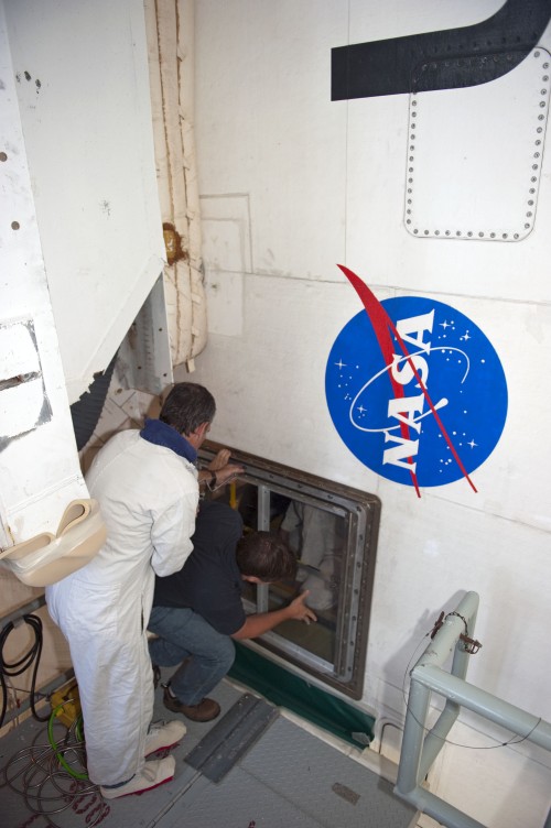 Inżynierowie wchodzą do tylnej sekcji wahadłowca / Credits: NASA/Kim Shiflett Inżynierowie wchodzą do tylnej sekcji wahadłowca / Credits: NASA/Kim Shiflett