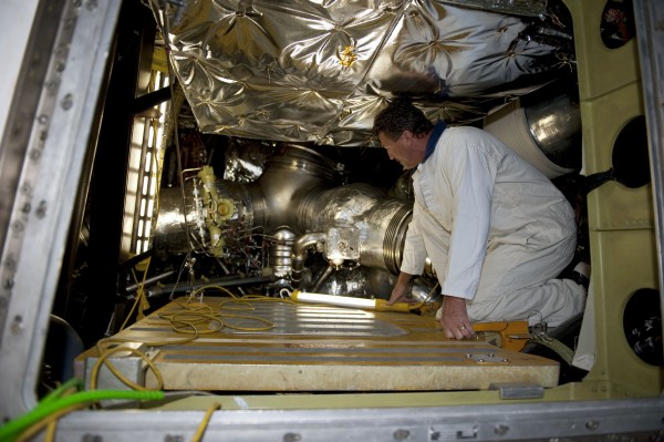 Technik wchodzący do tylnej sekcji wahadłowca / Credits: NASA/Kim Shiflett Technik wchodzący do tylnej sekcji wahadłowca / Credits: NASA/Kim Shiflett