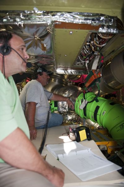 Technicy z inżynierami przeprowadzają testy starej jednostki ALCA-2 przed jej wymontowaniem / Credits: NASA/Kim Shiflett Technicy z inżynierami przeprowadzają testy starej jednostki ALCA-2 przed jej wymontowaniem / Credits: NASA/Kim Shiflett