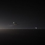 Scena z testów dowódcy Marka Kelly oraz pilot Grega Johnson, którzy testowali w samolocie STA (Shuttle Training Aircraft) podchodzenie do lądowania. STA jest zmodyfikowanym samolotem Gulfstream II, którego charakterystyki lotne symulują warunki pilotowania wahadłowca / Credits: NASA/Kim Shiflett