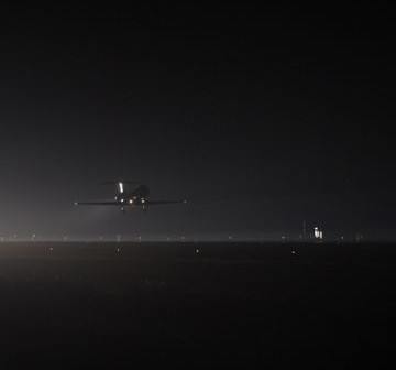Scena z testów dowódcy Marka Kelly oraz pilot Grega Johnson, którzy testowali w samolocie STA (Shuttle Training Aircraft) podchodzenie do lądowania. STA jest zmodyfikowanym samolotem Gulfstream II, którego charakterystyki lotne symulują warunki pilotowania wahadłowca / Credits: NASA/Kim Shiflett