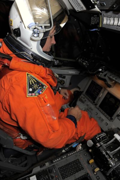 Pilot Greg Johnson za sterami STA / Credits: NASA/Kim Shiflett