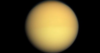 Zdjęcie Tytana, wykonane przez sondę Cassini (25 sierpnia 2009 roku). Widać na nim nieznacznie pociemnienie północnej półkuli księżyca i pojaśnienie półkuli południowej. Ma to związek z porami roku i gęstością warstwy tholinowych oparów w atmosferze. Z kolejnymi dniami, półkula północna będzie jaśnieć (wraz z nadejściem lata) a południowa ciemnieć (z zimą). (Credits: NASA/JPL/Space Science Institute)