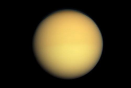 Zdjęcie Tytana, wykonane przez sondę Cassini (25 sierpnia 2009 roku). Widać na nim nieznacznie pociemnienie północnej półkuli księżyca i pojaśnienie półkuli południowej. Ma to związek z porami roku i gęstością warstwy tholinowych oparów w atmosferze. Z kolejnymi dniami, półkula północna będzie jaśnieć (wraz z nadejściem lata) a południowa ciemnieć (z zimą). (Credits: NASA/JPL/Space Science Institute)